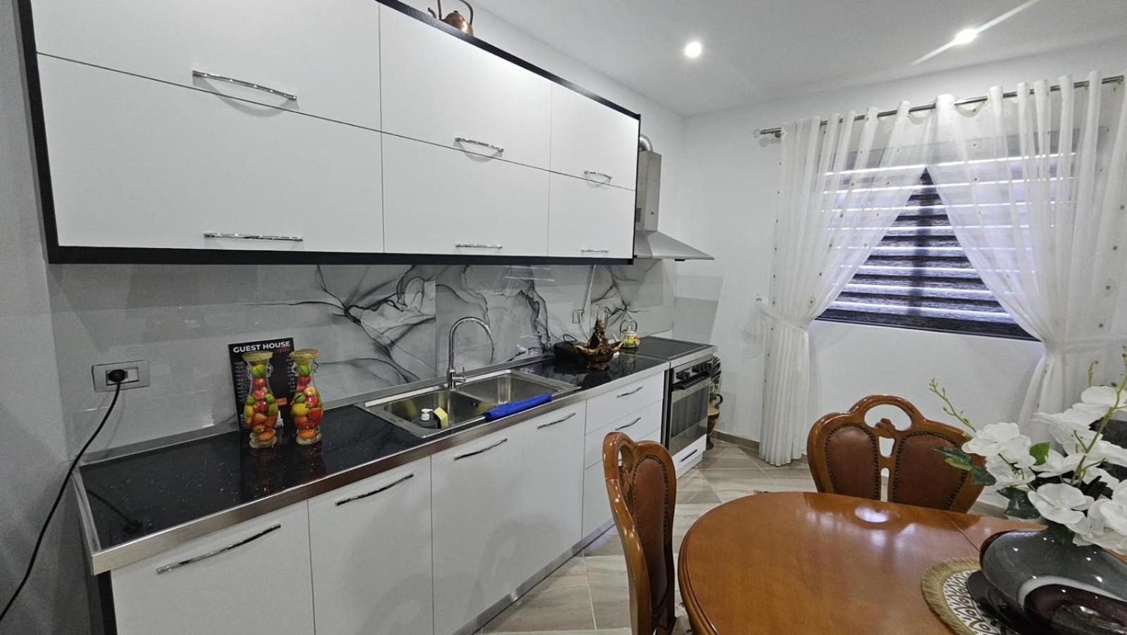 Guesthouse Albi 베라트 외부 사진